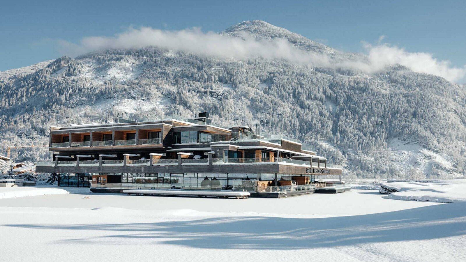 Sportresidenz gehüllt in verschneiter Landschaft