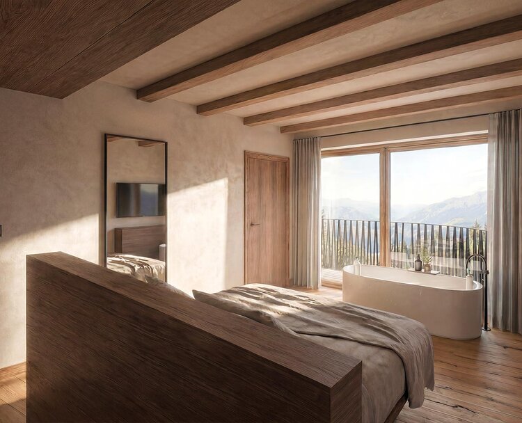 Schlafzimmer mit großem Bett, Holzwänden und -boden, Zugang zu Balkon mit Sitzmöbeln