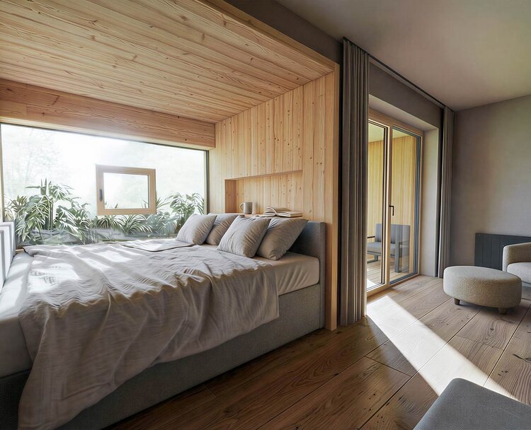 Schlafzimmer mit großem Bett, Holzwänden und -boden, Pflanzen am Fenster und Zugang zu Balkon mit Sitzmöbeln